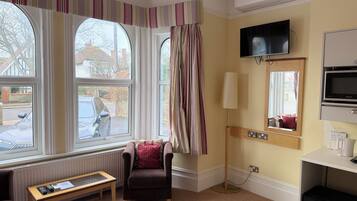 Caja de seguridad en la habitación y escritorio