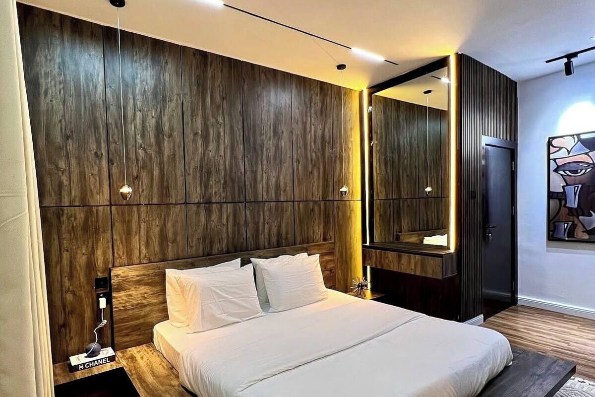 Familienzimmer, Balkon, Stadtblick | Schreibtisch, laptopgeeigneter Arbeitsplatz, Verdunkelungsvorhänge