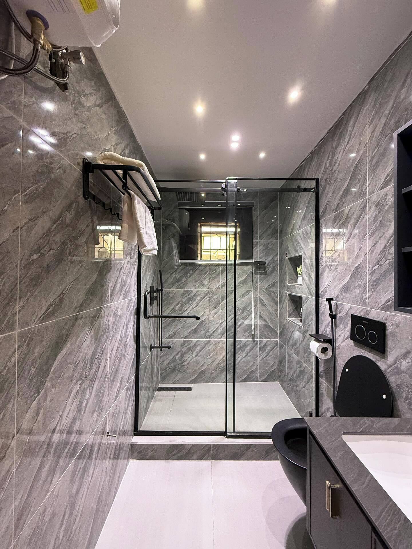 Familiekamer, balkon, uitzicht op de stad | Badkamer | Gratis toiletartikelen, een haardroger, handdoeken, zeep