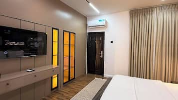 Family Room, Balcony, City View | Desk, laptop workspace, blackout drapes, soundproofing