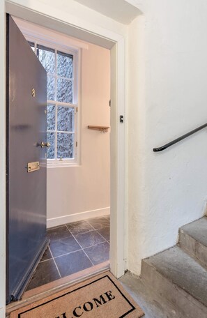 Interior - Grassmarket Modern Two Bedroom Apartment (Edinburgh)