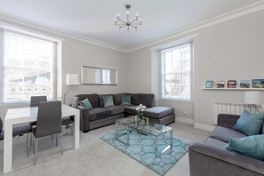 Living area - Historic Edinburgh Gem Steps from Victoria Street (Edinburgh)
