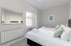 2 bedrooms, WiFi, bed sheets - Grassmarket Modern Two Bedroom Apartment (Edinburgh)