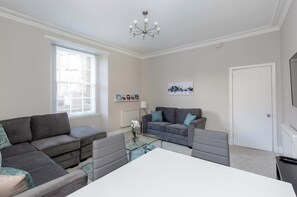 TV, offices - Grassmarket Modern Two Bedroom Apartment (Edinburgh)