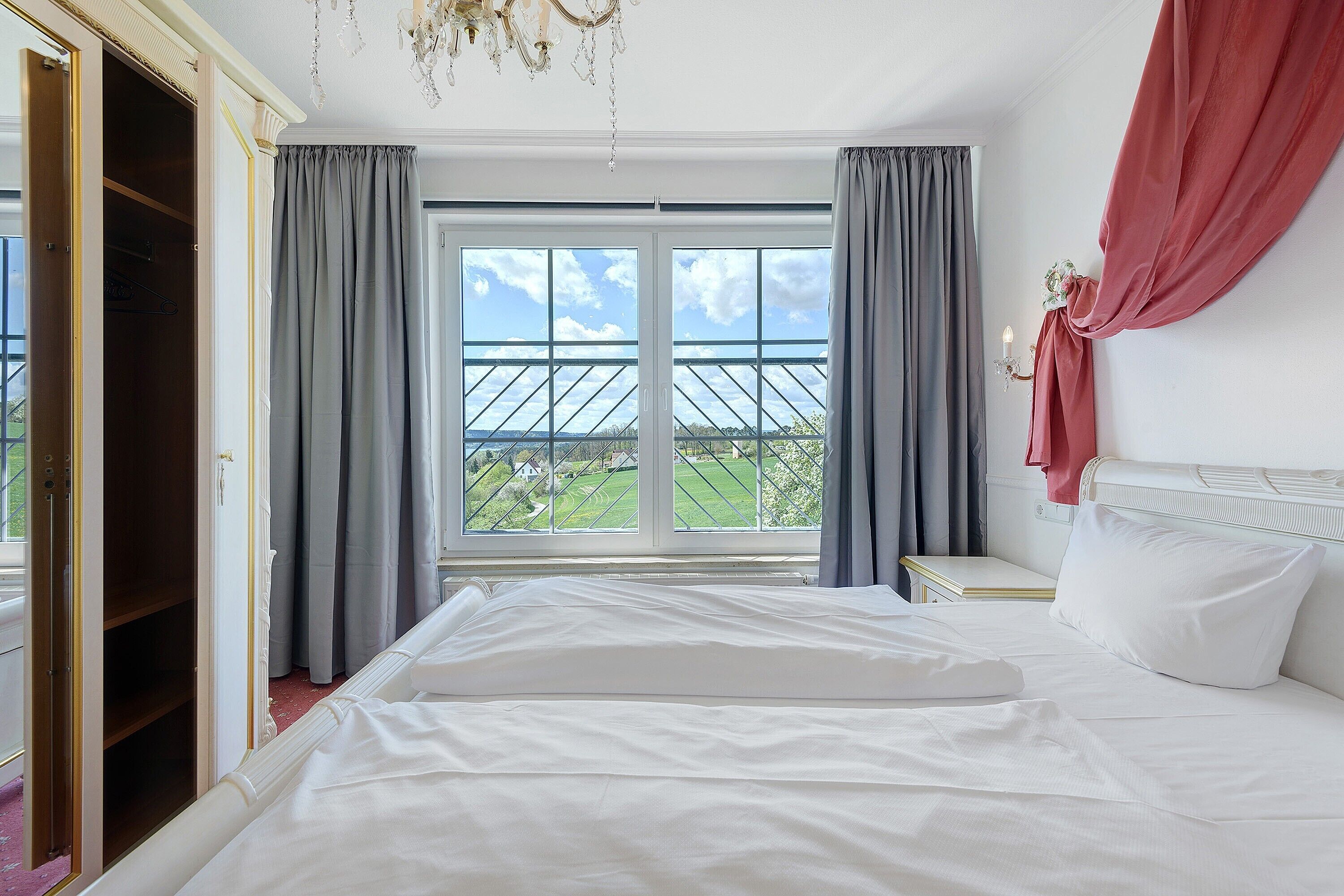 Tabla de planchar con plancha, wifi y ropa de cama 