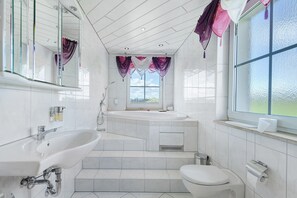 Shower, hair dryer, towels - Apartment "Romantic Suite with Whirlpool", Lake View, Private Terrace & Wi-Fi (Spalt)