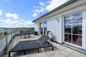 Outdoor dining - Apartment "Romantic Suite with Whirlpool", Lake View, Private Terrace & Wi-Fi (Spalt)