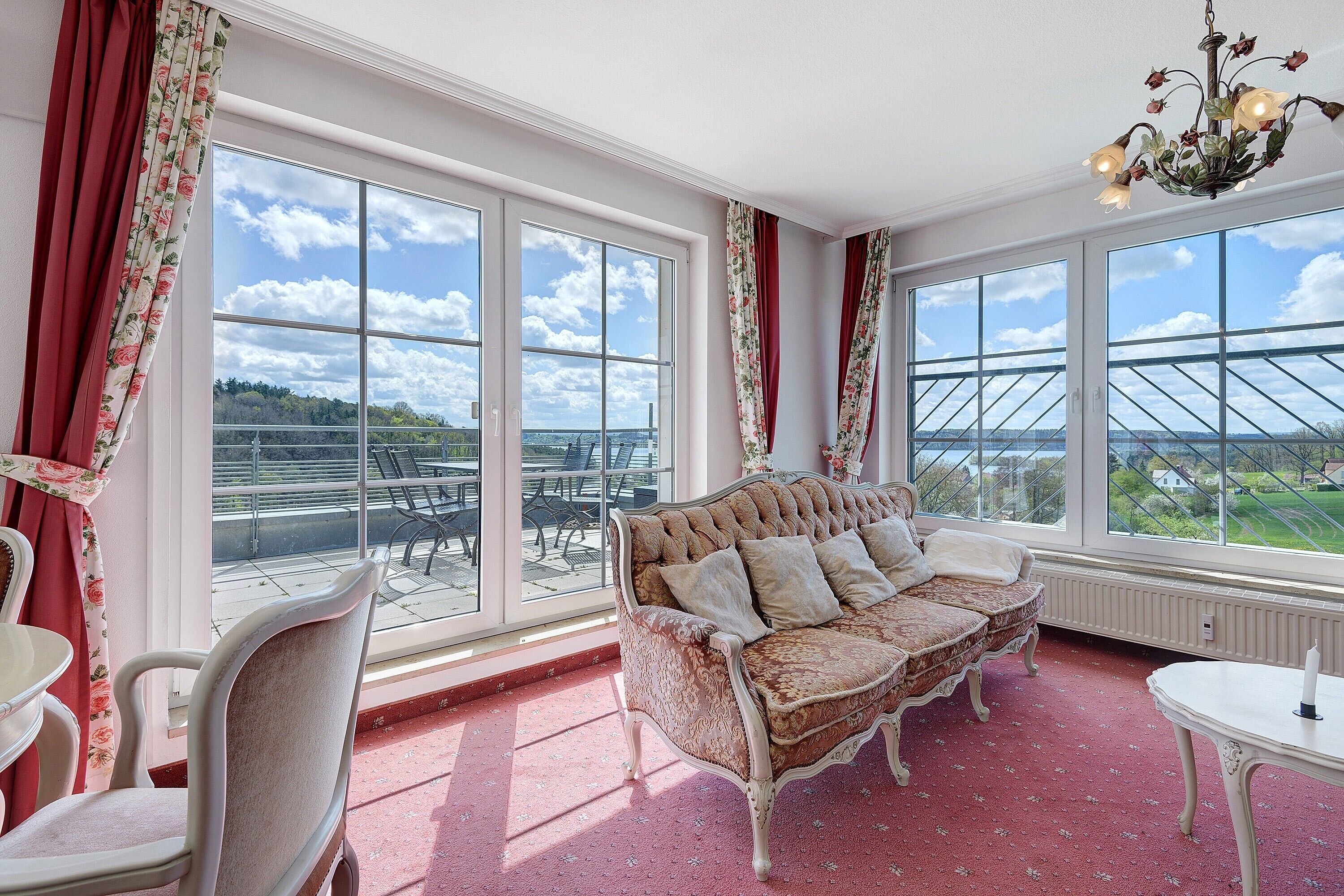 Televisión y chimenea 