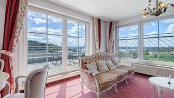 Televisión y chimenea