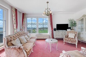 TV, fireplace - Apartment "Romantic Suite with Whirlpool", Lake View, Private Terrace & Wi-Fi (Spalt)