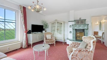 Televisión y chimenea