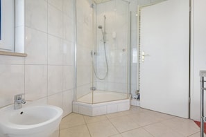 Douche, sĂšche-cheveux, serviettes fournies
