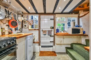 Fridge, microwave, oven, electric kettle - Old Town Cottage, Hastings (Hastings)