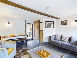 Una televisión, una chimenea