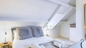 Iron/ironing board, travel cot, WiFi, bed sheets