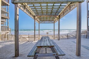Outdoor dining - Captain's Quarters | Oceanfront Condo (North Topsail Beach)
