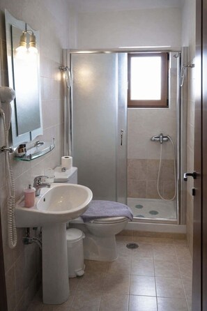 Shower, hair dryer, towels, shampoo - Orama Hotel - Lake Plastira Double Suite (Kryoneri)