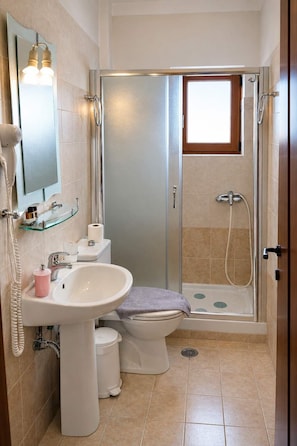 Private Bathroom with Shower - Orama Hotel - Lake Plastira Fireplace Family Suite (Kryoneri)
