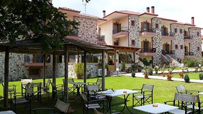 Outdoor dining - Orama Hotel - Lake Plastira Quad Suite (Kryoneri)