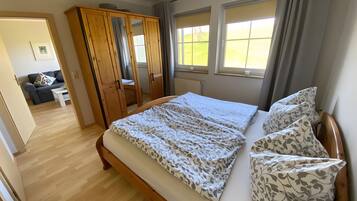 Tabla de planchar con plancha, wifi y ropa de cama