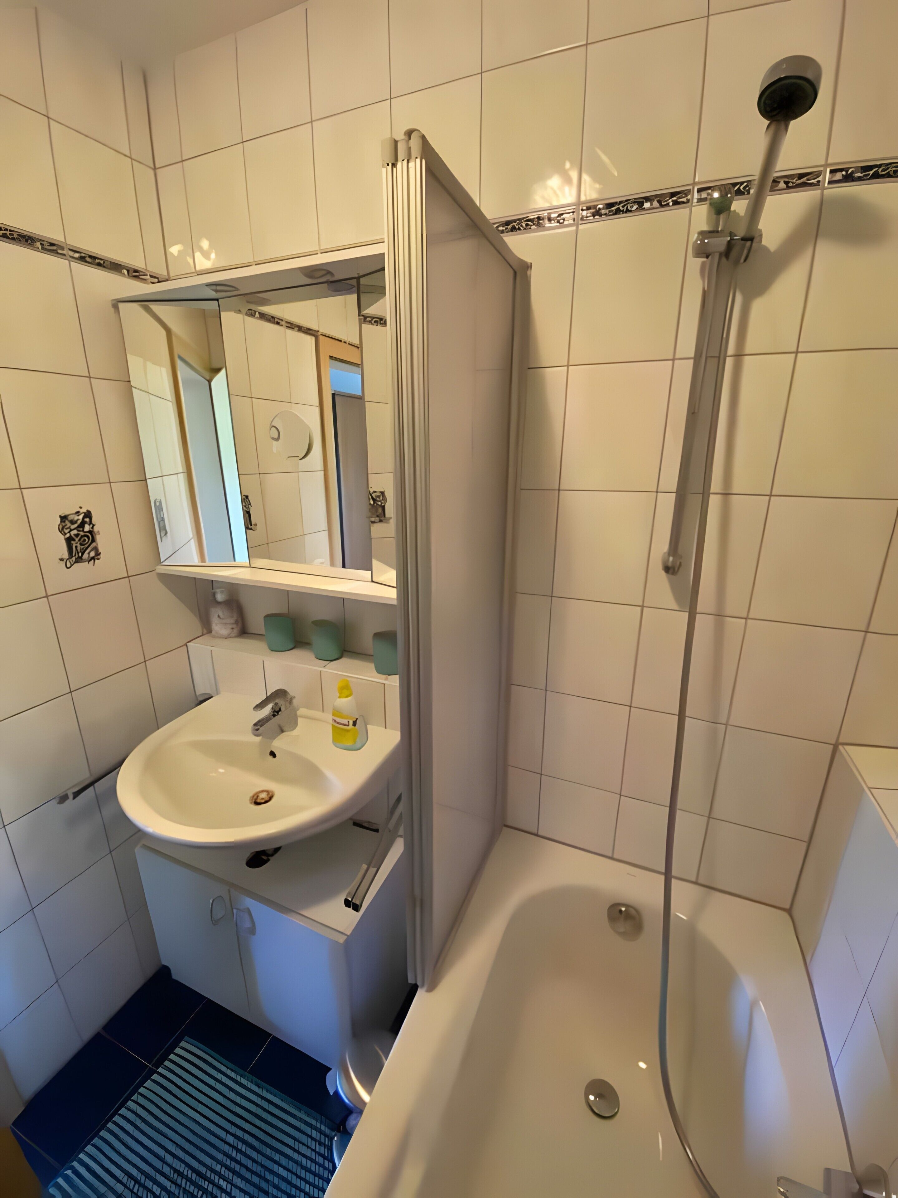 Regadera, secadora de cabello, toallas 