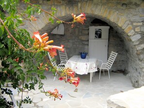 Outdoor dining - Holiday Home “Gîte La Lavande” with Mountain View, Private Terrace and Garden (Peyreleau)