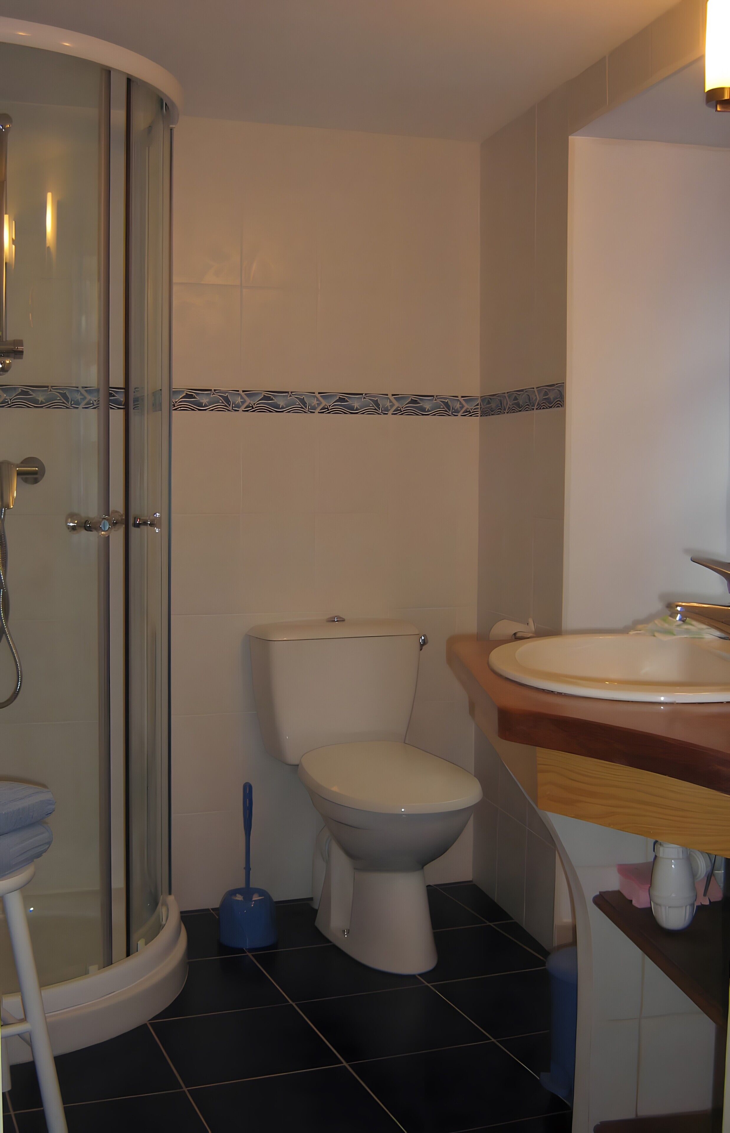Shower, free toiletries, hair dryer
