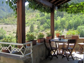 Outdoor dining - Holiday Home “Gîte La Lavande” with Mountain View, Private Terrace and Garden (Peyreleau)