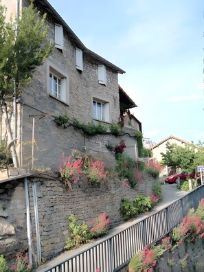 Property grounds - Holiday Home “Gîte La Lavande” with Mountain View, Private Terrace and Garden (Peyreleau)
