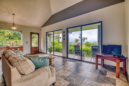 Smart TV. Creekside Casita, Secure Gated Community Lake Views surrounded by Flora, Fauna and wildlife.