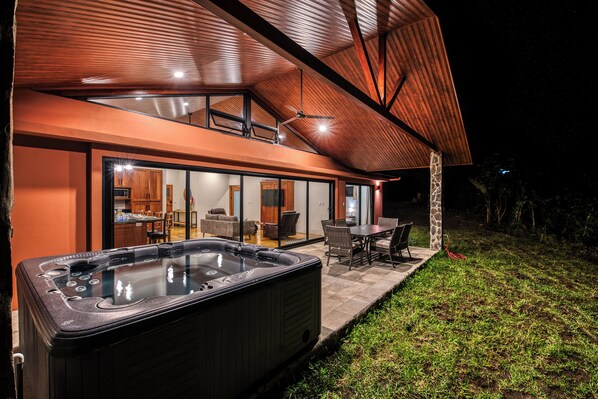 Outdoor dining - Modern Lakeview Home with Hot Tub (Tronadora)