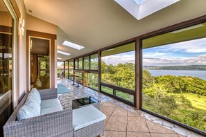 Interior - A serene escape with astounding Views of Lake Arenal and Arenal Volcano (Tronadora)