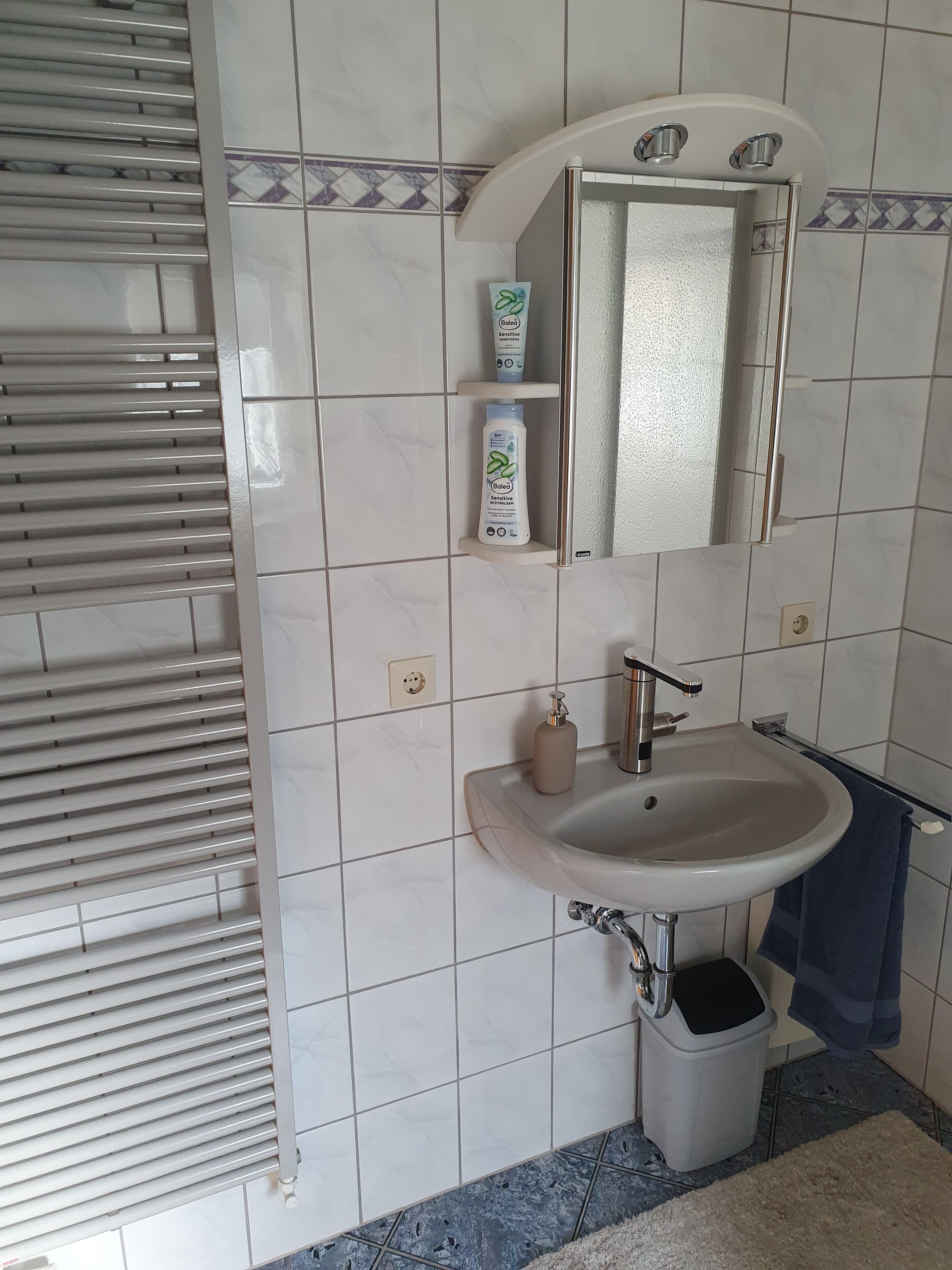 Hiustenkuivaaja, pyyhkeet, saippua, vessapaperi