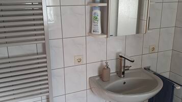 Hiustenkuivaaja, pyyhkeet, saippua, vessapaperi