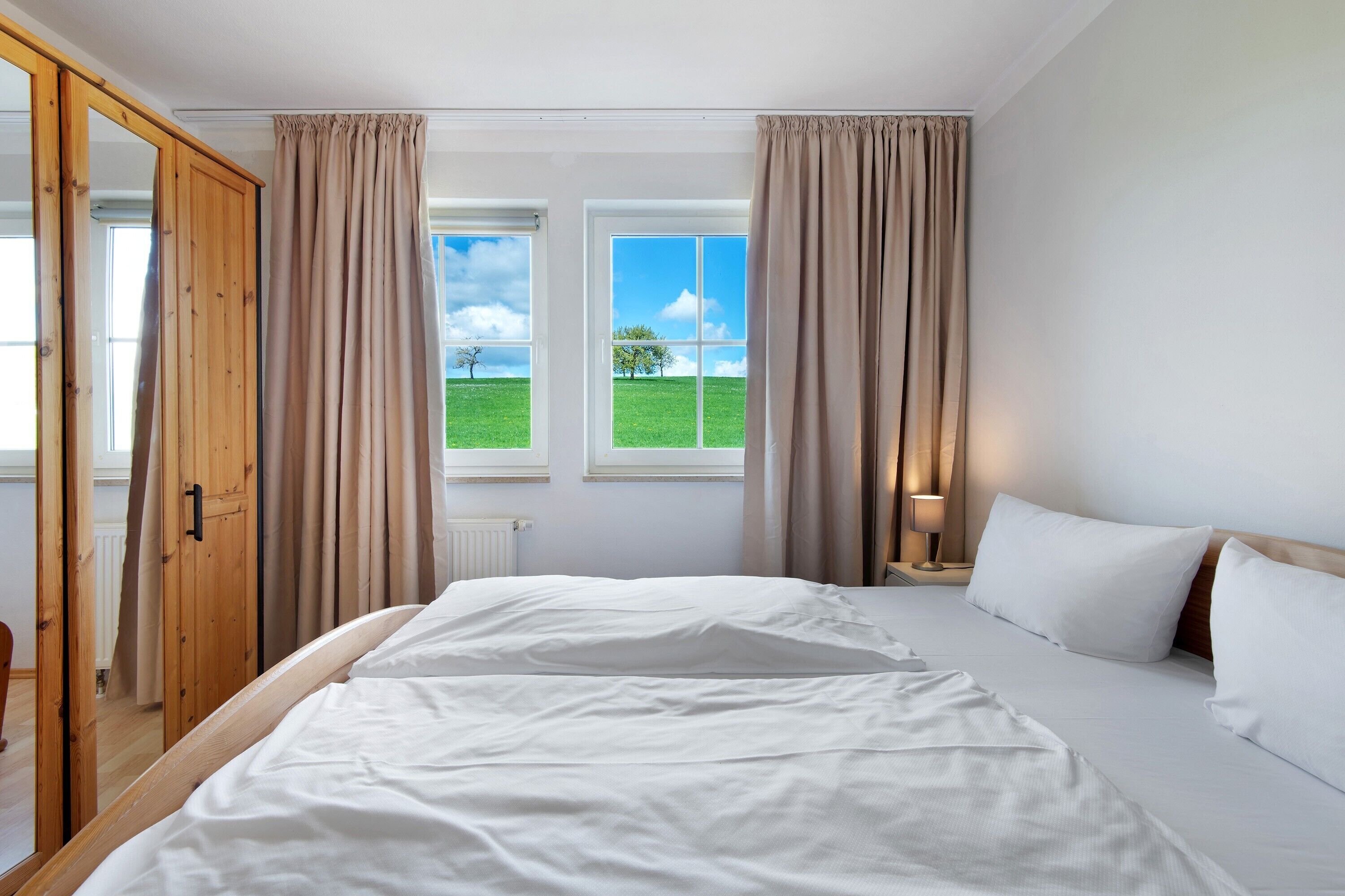 Tabla de planchar con plancha, wifi y ropa de cama 