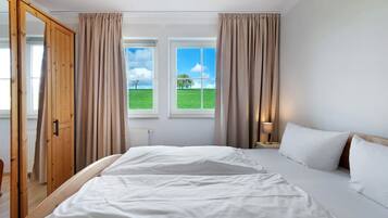 Tabla de planchar con plancha, wifi y ropa de cama