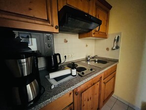 Kühlschrank, Mikrowelle, Herdplatte, Wasserkocher mit Kaffee-/Teezubehör