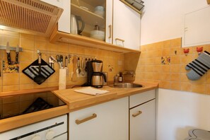 Refrigerador, microondas, parrilla de estufa y cafetera y tetera 