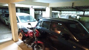 Un parking où l’on peut garer des motos et des voitures.