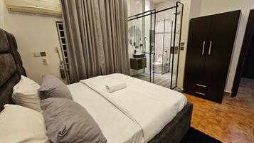 Deluxe kamer, balkon, uitzicht op stad | Een bureau, een laptopwerkplek, verduisterende gordijnen