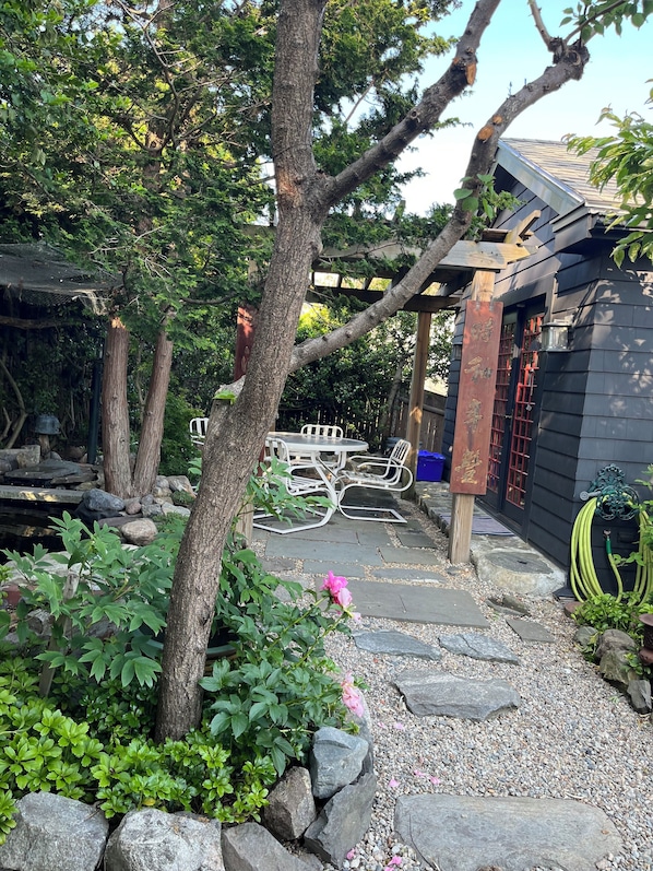 Outdoor dining - Zen vacation in historic Marblehead  (Marblehead)