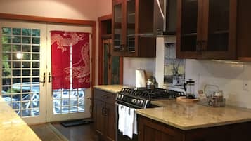 Bloc d'apartaments, 2 dormitoris, aire condicionat, vistes al pati | Cuina privada | Trona