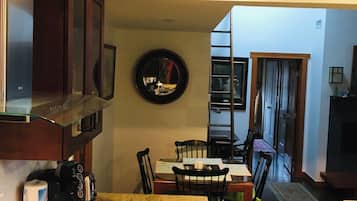 Bloc d'apartaments, 2 dormitoris, aire condicionat, vistes al pati | Cuina privada | Trona