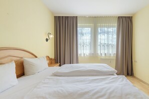 Tabla de planchar con plancha, wifi y ropa de cama 