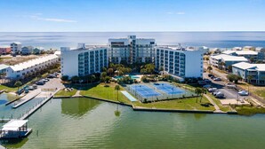 Un hôtel moderne doté d’une cour intérieure, d’un court de tennis et d’un port de plaisance.