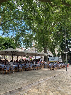 Outdoor dining - Contemporary, cocoon-like home, ideal for family gatherings or friends. (Blois)