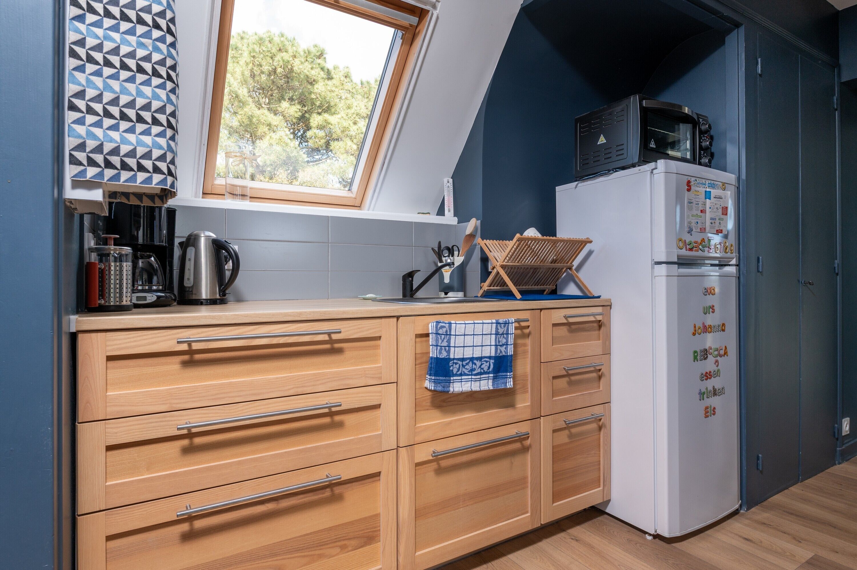 Refrigerador, microondas, horno y parrilla de estufa 