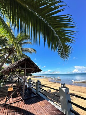 On the beach, sun loungers, beach umbrellas, beach towels - Holiday Beach Hotel (Nosy Be)