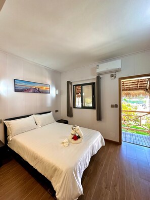 Habitación doble estándar, vista al jardín | Minibar, caja de seguridad en la habitación y muebles diferentes 