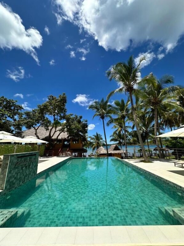 Outdoor pool - Holiday Beach Hotel (Nosy Be)
